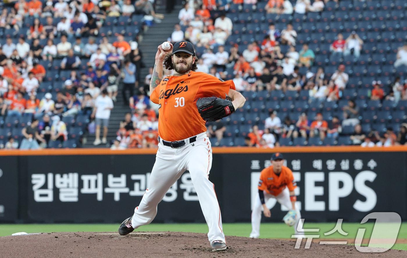 22일 대전 한화생명볼파크에서 열린 프로야구 '2025 신한 SOL 뱅크 KBO리그' 한화이글스와 SSG 랜더스 경기에서 한화선발 폰세가 역투하고 있다. 2025.8.22/뉴스1 ⓒ News1 김기태 기자