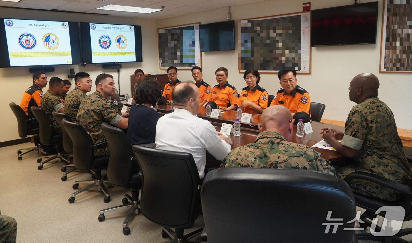 22일 경북 포항남부소방서는 국내 유일의 미 해병대 전진 기지인 캠프무적과 화재 발생 및 긴급대응체계 구축을 위한 공동 대응 방안을 협의했다고 밝혔다. &#40;포항남부소방서제공, 재판매 및 DB금지&#41; 2025.8.22/뉴스1 