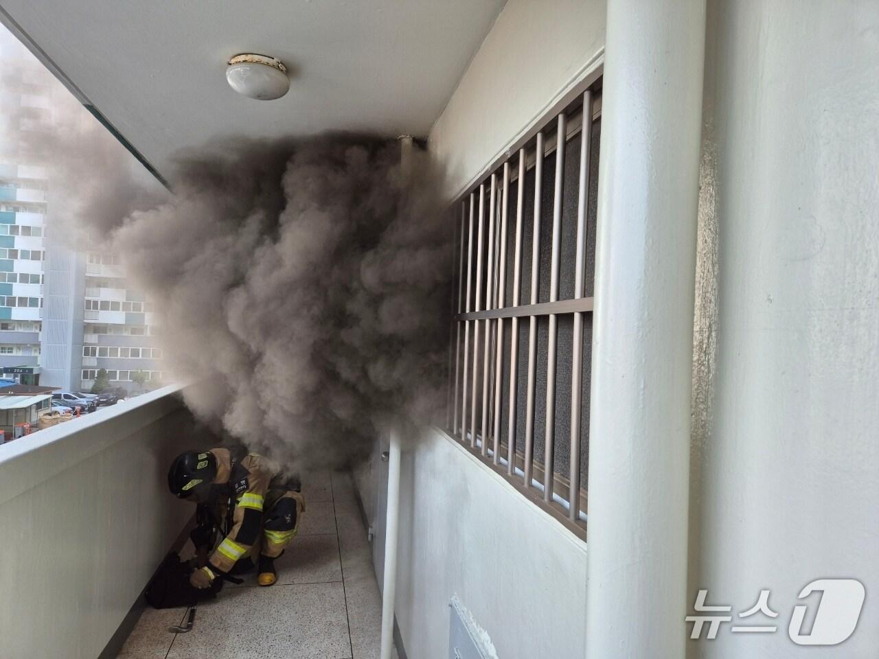 본문 이미지 - 22일 오후 3시 42분쯤 충북 증평군 증평읍 한 아파트 3층 세대에서 불이 났다. (증평소방서 제공, 재판매 및 DB금지) /뉴스1