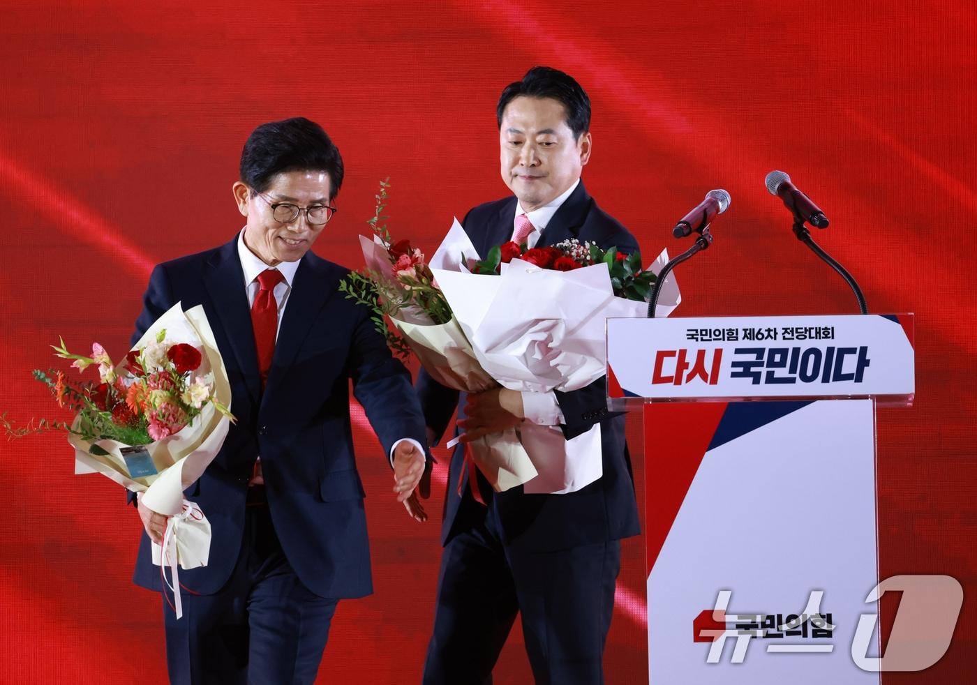 국민의힘 김문수, 장동혁 당대표 후보가 22일 충북 청주오스코에서 열린 국민의힘 제6차 전당대회에서 최후 2인 선출 후 각각 인사말을 마친 뒤 기념촬영을 위해 앞으로 나오고 있다. &#40;공동취재&#41; 2025.8.22/뉴스1 ⓒ News1 신웅수 기자