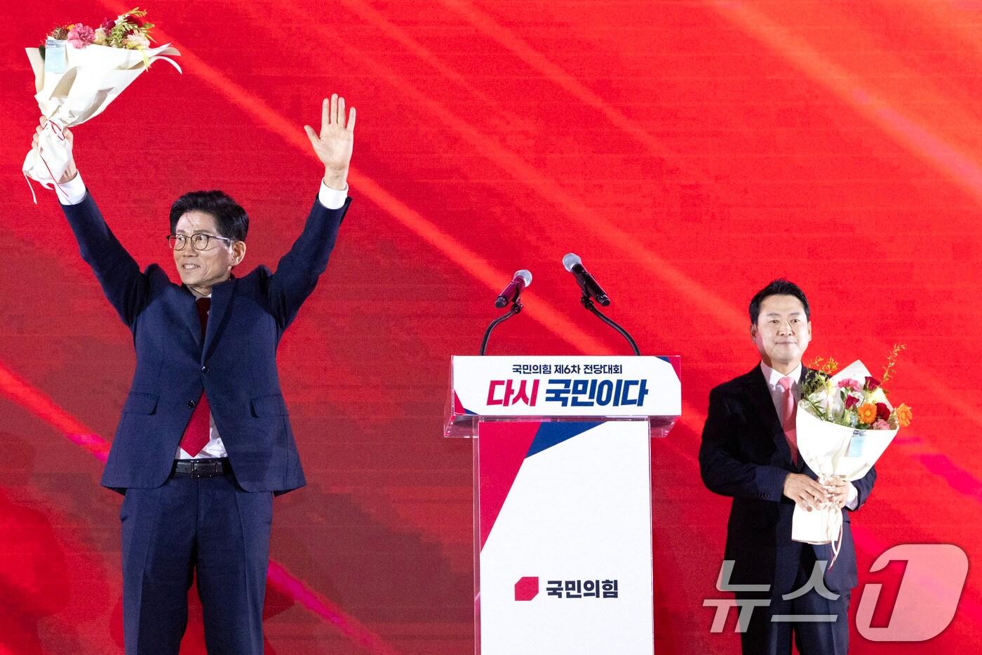 국민의힘 당 대표 결선투표 진출자 김문수(왼쪽), 장동혁 후보가 지난 22일 오후 충북 청주시 오스코에서 열린 제6차 전당대회에서 꽃다발을 들고 인사하고 있다. (공동취재) 2025.8.22/뉴스1 ⓒ News1 신웅수 기자