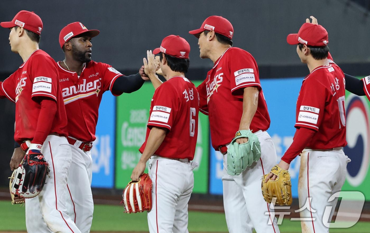 기뻐하는 SSG 랜더스 선수들. 2025.8.22/뉴스1 ⓒ News1 김기태 기자