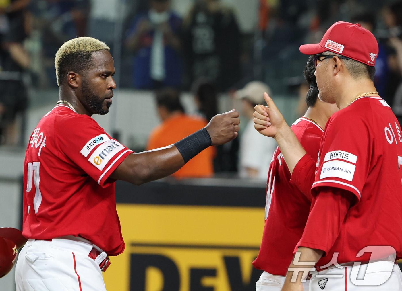 본문 이미지 - 이숭용 SSG 랜더스 감독(오른쪽). /뉴스1 DB ⓒ News1 김기태 기자