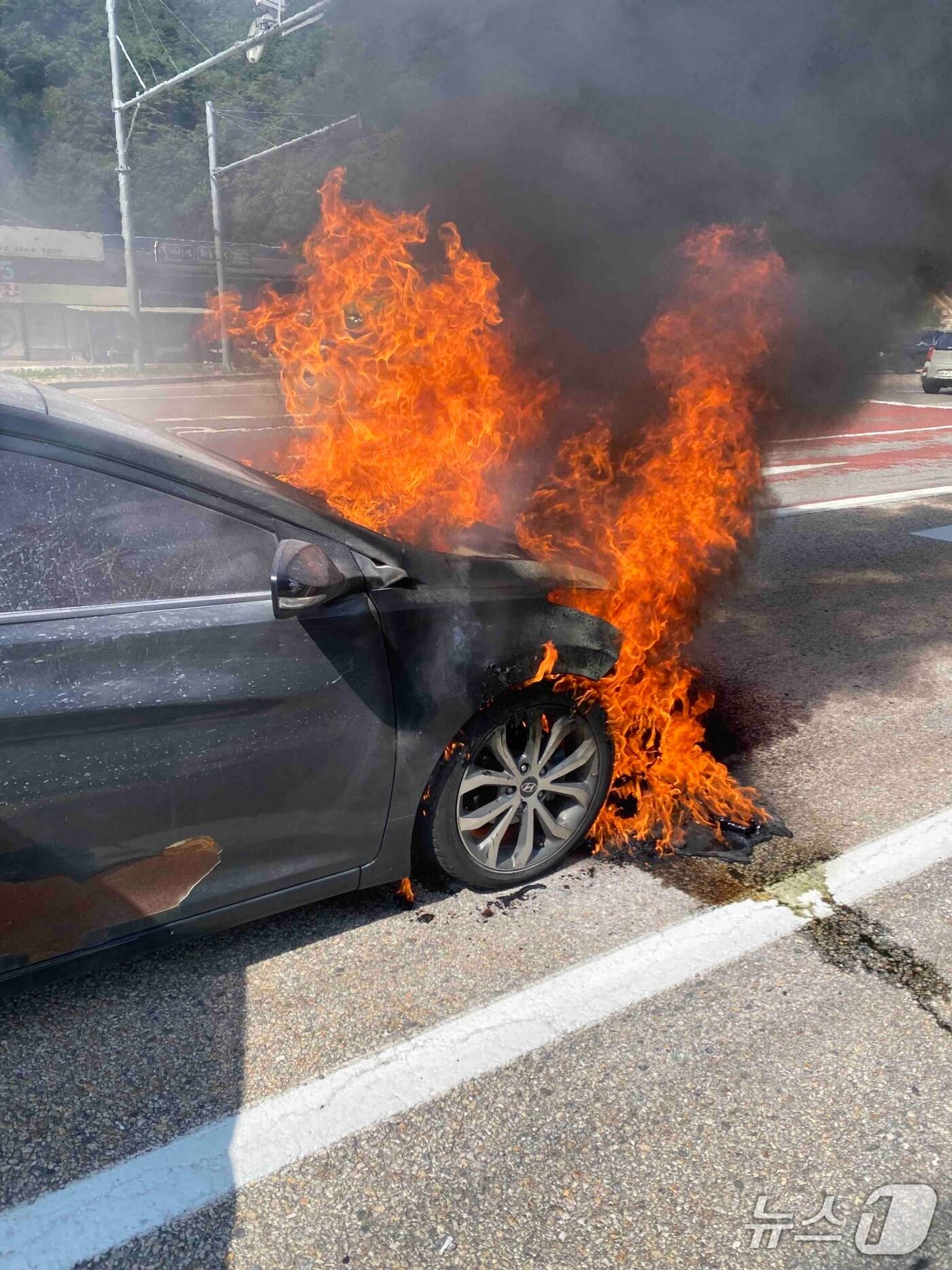 본문 이미지 - 강원 인제 북면 도로 승용차 화재 현장.(강원도소방본부 제공, 재판매 및 DB 금지) 2025.8.22/뉴스1