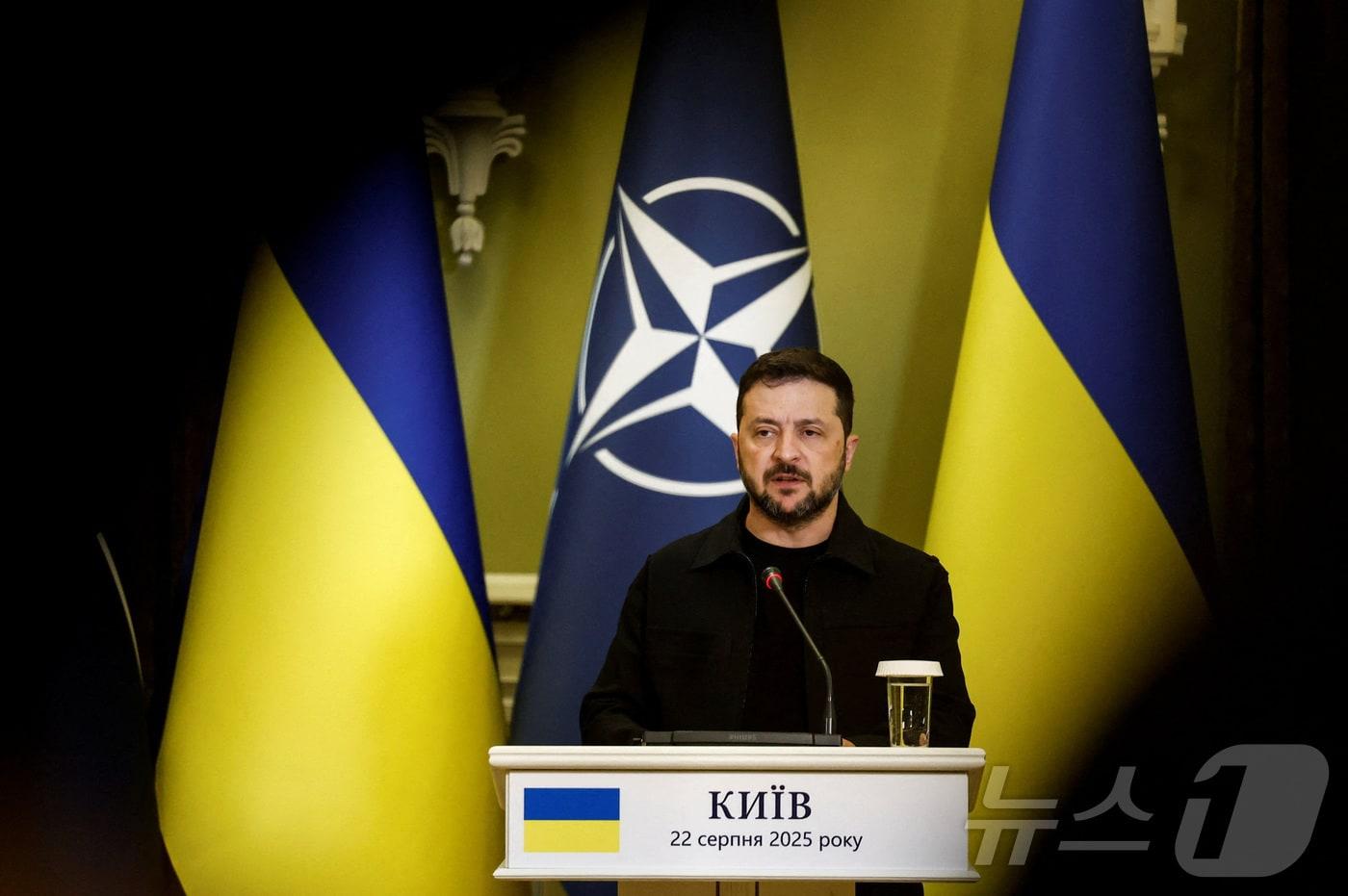 볼로디미르 젤렌스키 우크라이나 대통령이 22일(현지시간) 우크라이나 키이우에서 열린 기자회견에서 나토 사무총장 마르크 뤼터(사진에는 없음)와 함께 발언하고 있다.2025.08.22.ⓒ 로이터=뉴스1