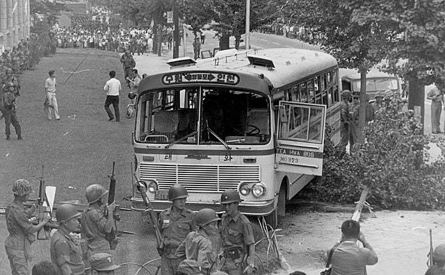 본문 이미지 - 군경들에 의해 봉쇄된 실미도 사건 현장. (출처: 경향신문사, 1971, Public domain, via Wikimedia Commons)