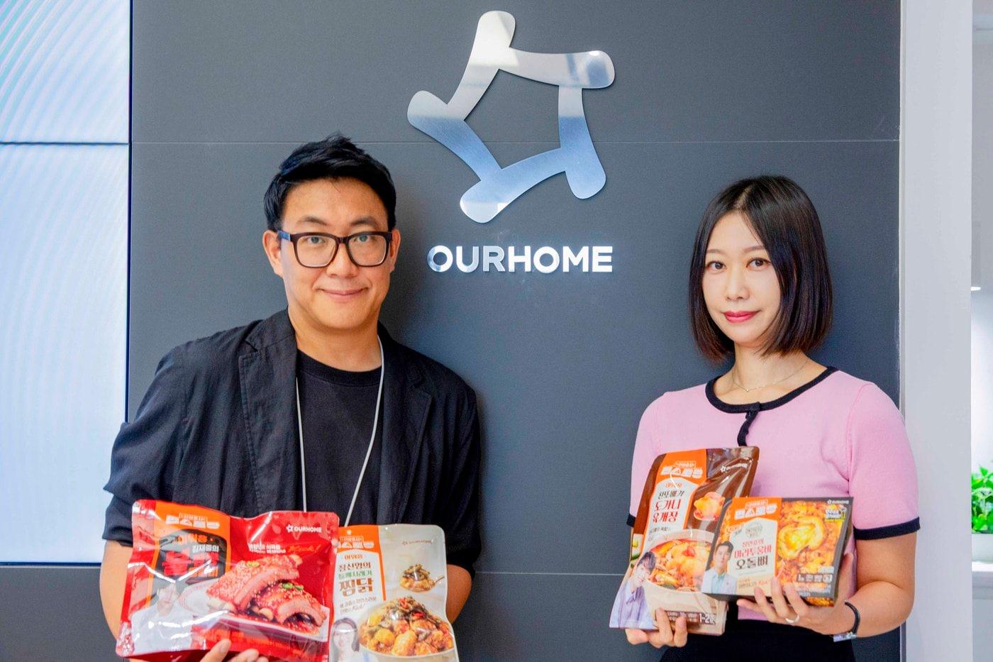 (왼쪽부터)최진혁 책임, 손혜연 책임이 편스토랑 협업 메뉴를 소개하는 모습.