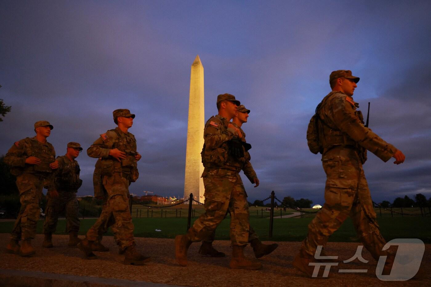 21일&#40;현지시간&#41; 미국 워싱턴DC에 투입된 주 방위군이 도널드 트럼프 미국 대통령의 명령에 따라 도시 범죄 예방을 지원하기 위해 워싱턴 기념탑 주변을 순찰하고 있다. 2025.08.22. ⓒ 로이터=뉴스1 ⓒ News1 류정민 특파원