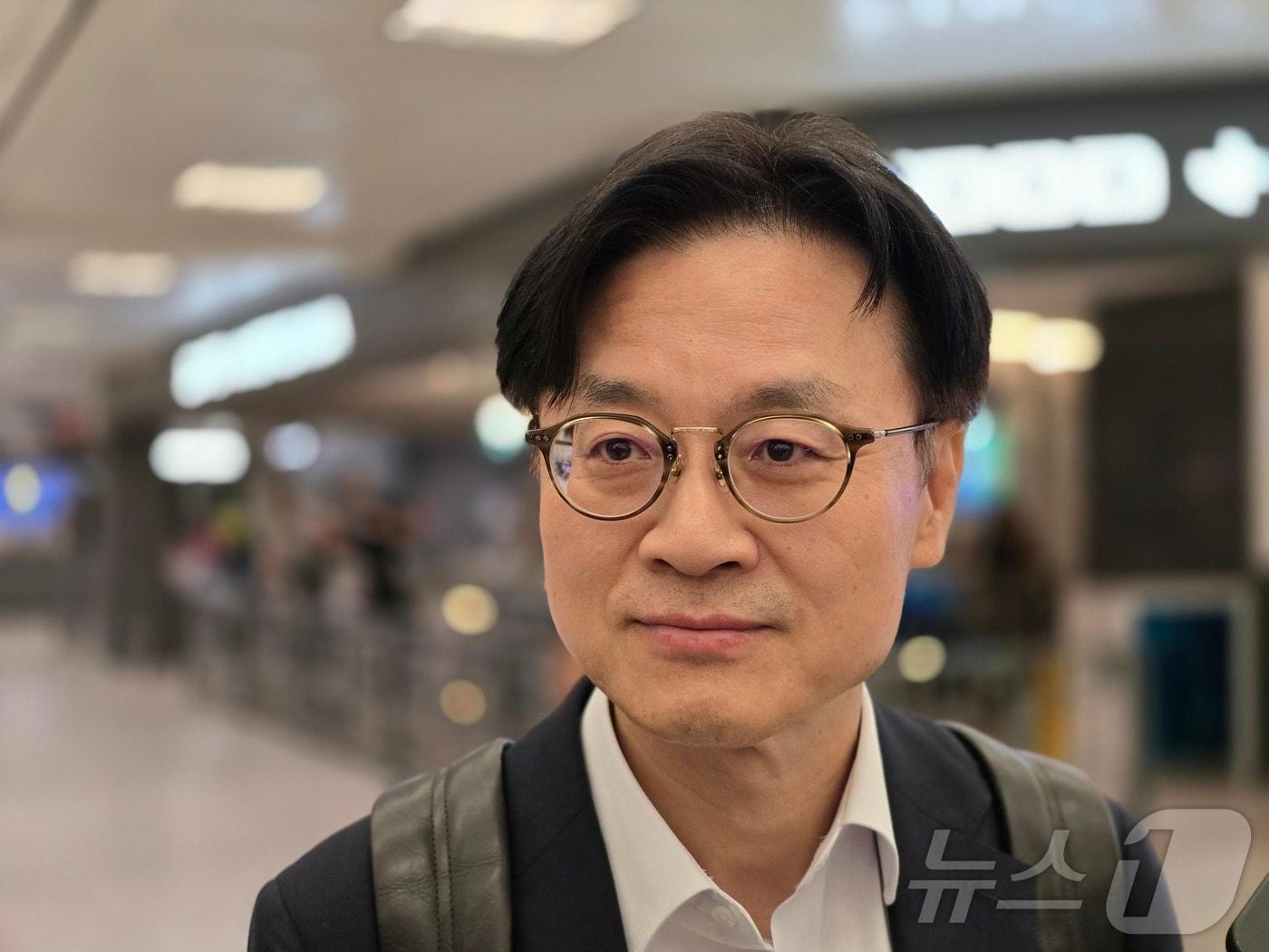 본문 이미지 - 김정관 산업통상자원부 장관이 22일&#40;현지시간&#41; 미국 워싱턴DC 인근 덜레스 국제공항을 통해 입국하고 있다. 김 장관은 &#34;&#40;오는 25일 예정인&#41; 한미 정상회담이 성공적으로 열릴 수 있도록 최선을 다하겠다＂라고 말했다. 2025.08.22. ⓒ News1 류정민 특파원