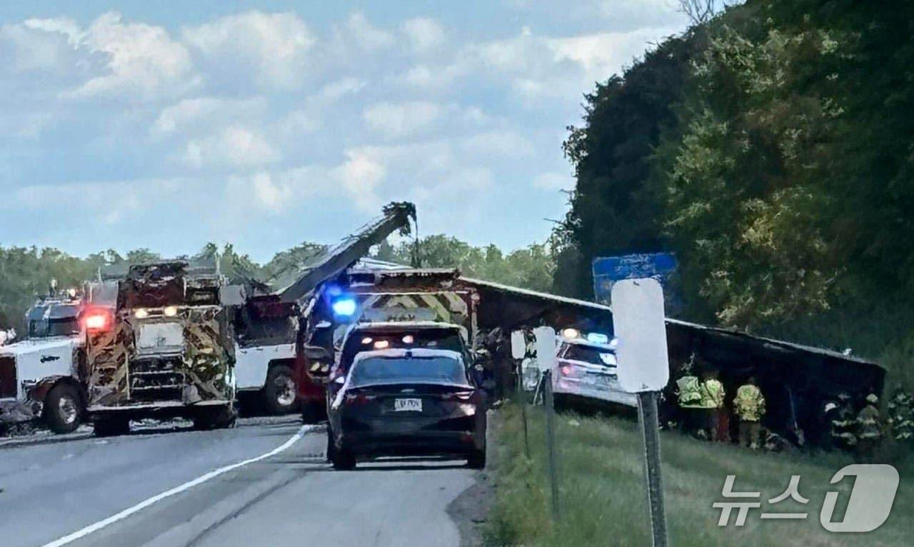 본문 이미지 - 미국 뉴욕주 펨브로크의 90번 주간 고속도로에서 22일(현지시간) 나이아가라 폭포를 보고 돌아오던 관광버스가 트레일러와 충돌해 전복되면서 다수의 사상자가 발생했다. (출처=엑스) 2025.8.22./뉴스1