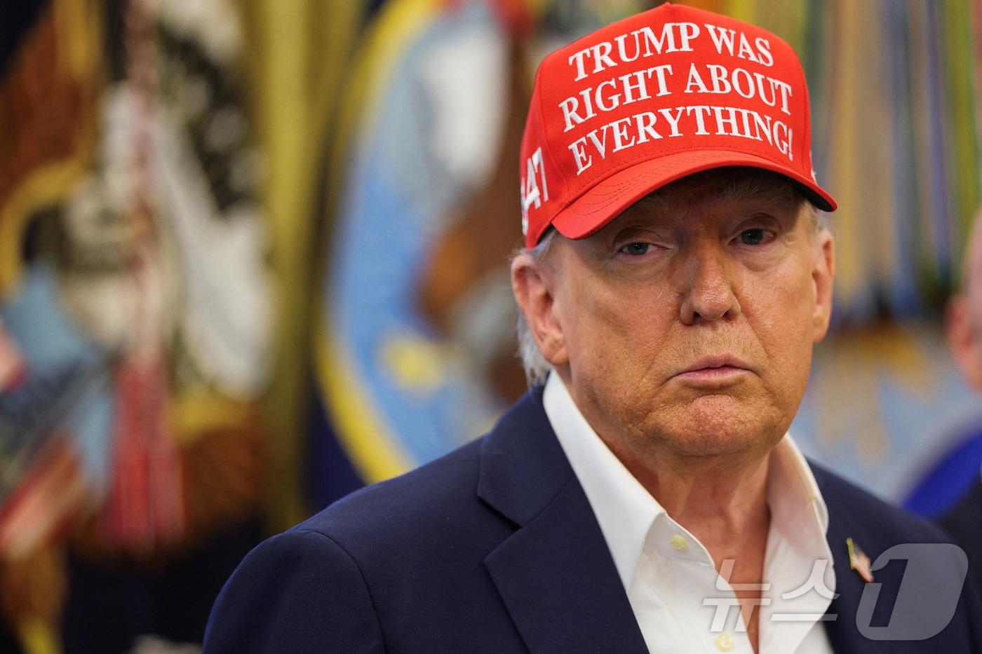 도널드 트럼프 미국 대통령이 22일&#40;현지시간&#41; 미국 워싱턴DC 백악관 집무실에서 &#39;트럼프는 모든 것에 대해 옳았다!&#39;라는 문구가 적힌 모자를 쓰고 2026년 피파 월드컵 조추첨이 오는 12월 5일 &#39;케네디 센터&#39;에서 이뤄질 것이라고 발표했다. 그는 또 인텔이 미국 정부에 10%의 지분을 넘기기로 합의했다고 밝혔다. 2025.08.22. ⓒ 로이터=뉴스1 ⓒ News1 류정민 특파원