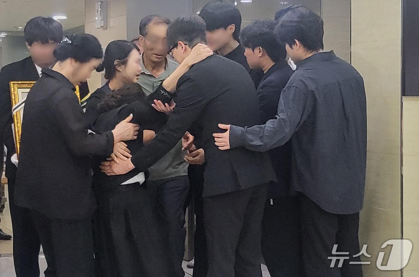 23일 오전 경북 청도군 대남병원 장례식장에서 무궁화호 열차 사고로 숨진 조모씨(30)의 발인이 진행됐다. 유족은 조 씨의 친구들을 붙잡고 오열하고 있다.2025.8.23/뉴스1 ⓒ News1 이성덕 기자