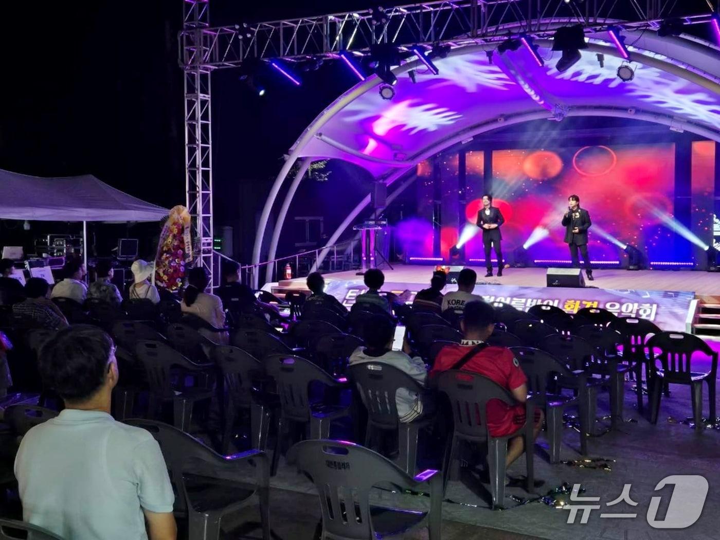 본문 이미지 - 충북 진천군은 22일 밤 덕산읍 구말문화센터에서 &#39;RE-100 탄소중립 한 여름밤의 환경 음악회&#39;를 개최했다.&#40;진천군 제공, 재판매 및 DB금지&#41;/뉴스1