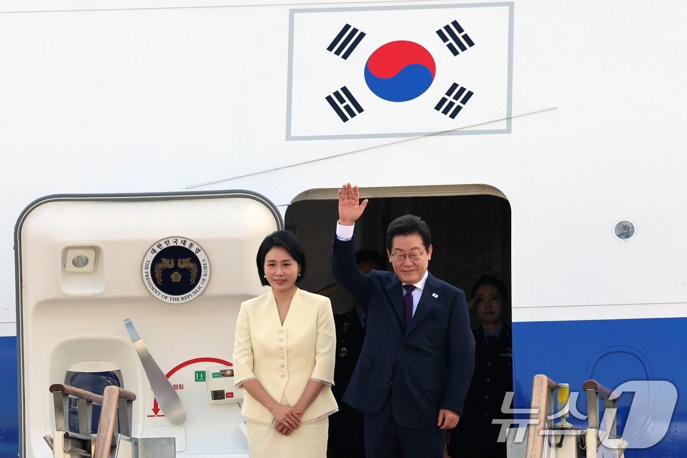 이재명 대통령과 부인 김혜경 여사가 일본·미국 정상과 순차 정상회담 참석을 위해 23일 오전 경기도 성남 서울공항을 통해 출국하며 인사를 하고 있다. 2025.8.23/뉴스1 ⓒ News1 황기선 기자