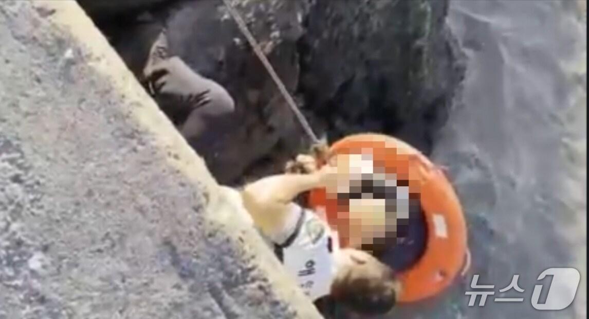 본문 이미지 - 지난 22일 오후 6시 12분쯤 목포해경이 신안군 안좌도 읍동여객선터미널 앞 해상에서 익수자가 발생해 구조하고 있다.&#40;목포해경 제공 재판매 및 DB 금지&#41;