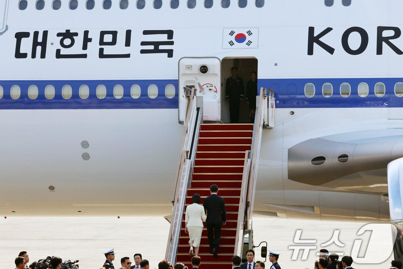 이재명 대통령과 부인 김혜경 여사가 일본·미국 정상과 순차 정상회담 참석을 위해 23일 오전 경기도 성남 서울공항을 통해 출국하고 있다. 2025.8.23/뉴스1 ⓒ News1 황기선 기자