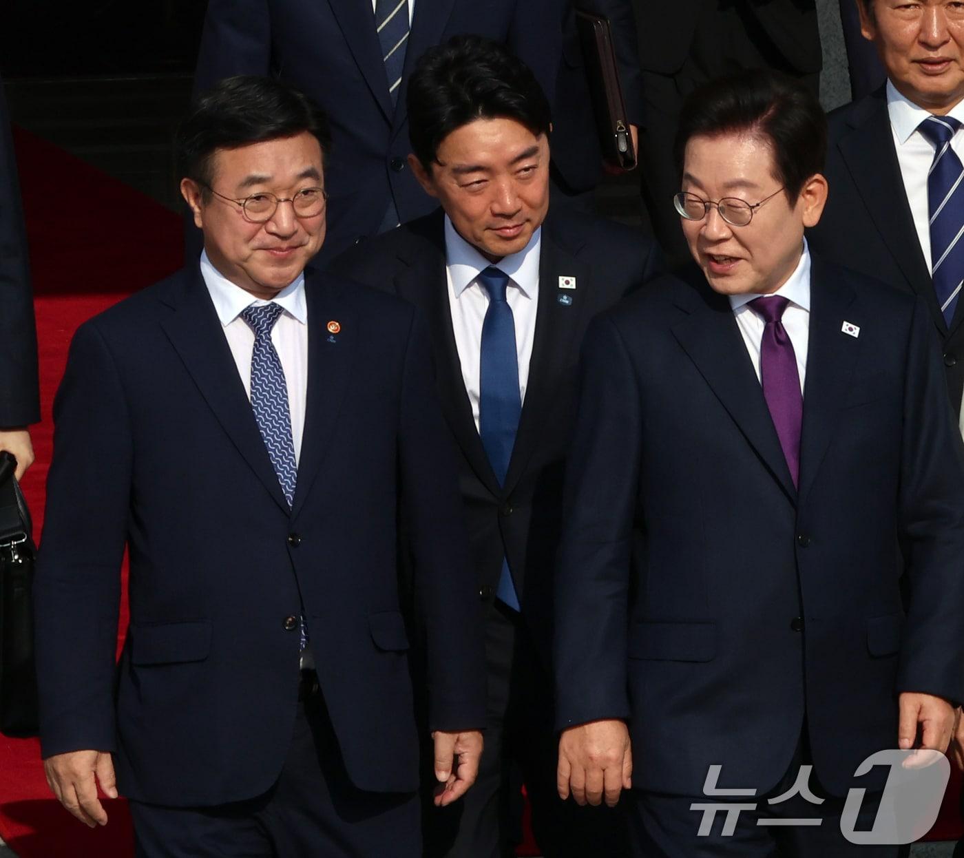 본문 이미지 - 이재명 대통령이 윤호중 행정안전부 장관과 대화를 나누고 있는 모습. 2025.8.23/뉴스1 ⓒ News1 황기선 기자