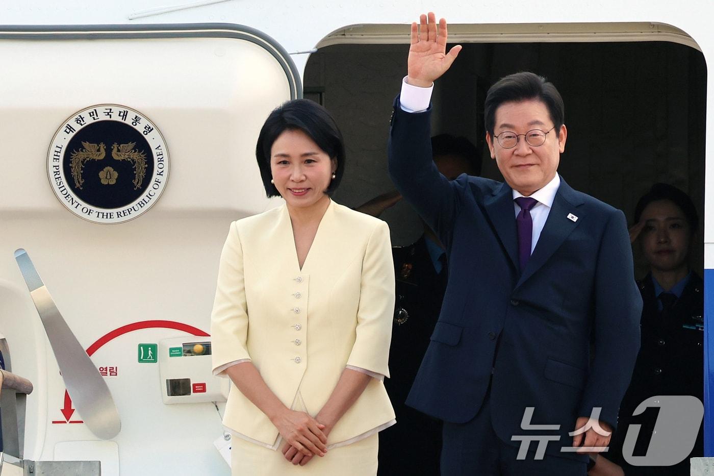 이재명 대통령과 부인 김혜경 여사가 일본·미국 정상과 순차 정상회담 참석을 위해 23일 오전 경기도 성남 서울공항을 통해 출국하며 인사를 하고 있다. 2025.8.23/뉴스1 ⓒ News1 황기선 기자