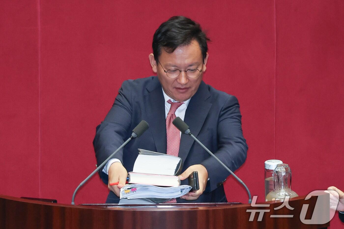 김형동 국민의힘 의원이 23일 오전 서울 여의도 국회에서 열린 제428회 국회(임시회) 제2차 본회의에서 노동조합 및 노동관계조정법 일부개정법률안(대안) 반대 무제한 토론(필리버스터)을 하기 위해 단상에 자료를 올려놓고 있다. ⓒ News1 안은나 기자