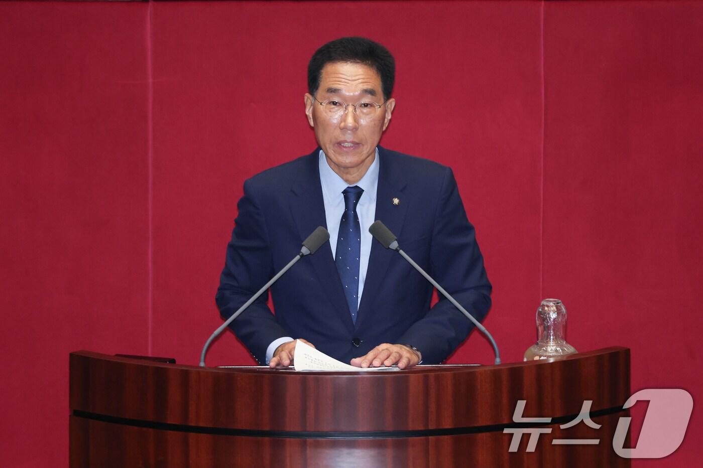 국회 환경노동위원회 김주영 더불어민주당 간사가 23일 오전 서울 여의도 국회에서 열린 제428회 국회(임시회) 제2차 본회의에서 노동조합 및 노동관계조정법 일부개정법률안(대안) 제안설명을 하고 있다. 2025.8.23/뉴스1 ⓒ News1 안은나 기자