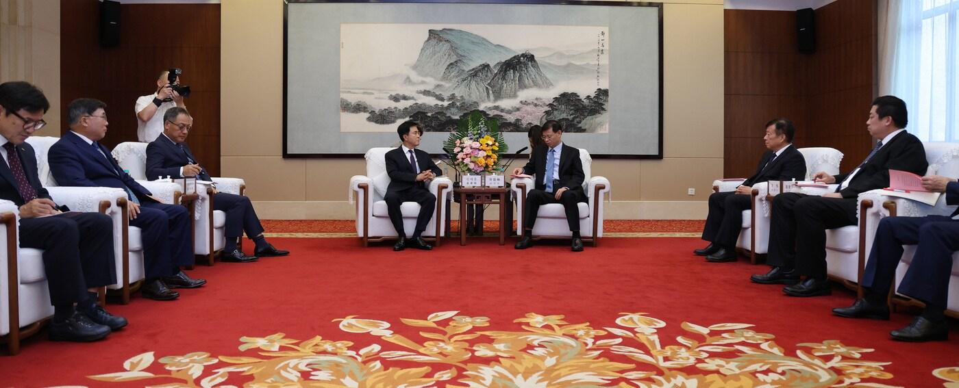 김태흠 충남지사(가운데)가 장쑤성 인민 정부 접견장에서 쉬쿤린 성장을 접견하고 있다.(충남도 제공. 재판매 및 DB금지)/뉴스1