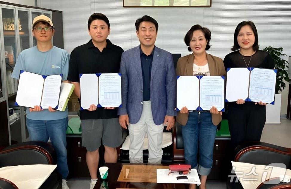 본문 이미지 -  단양관광공사가 지역 소상공인과 업무협약을 맺었다.(단양관광공사 제공, 재판매 및 DB금지)/뉴스1