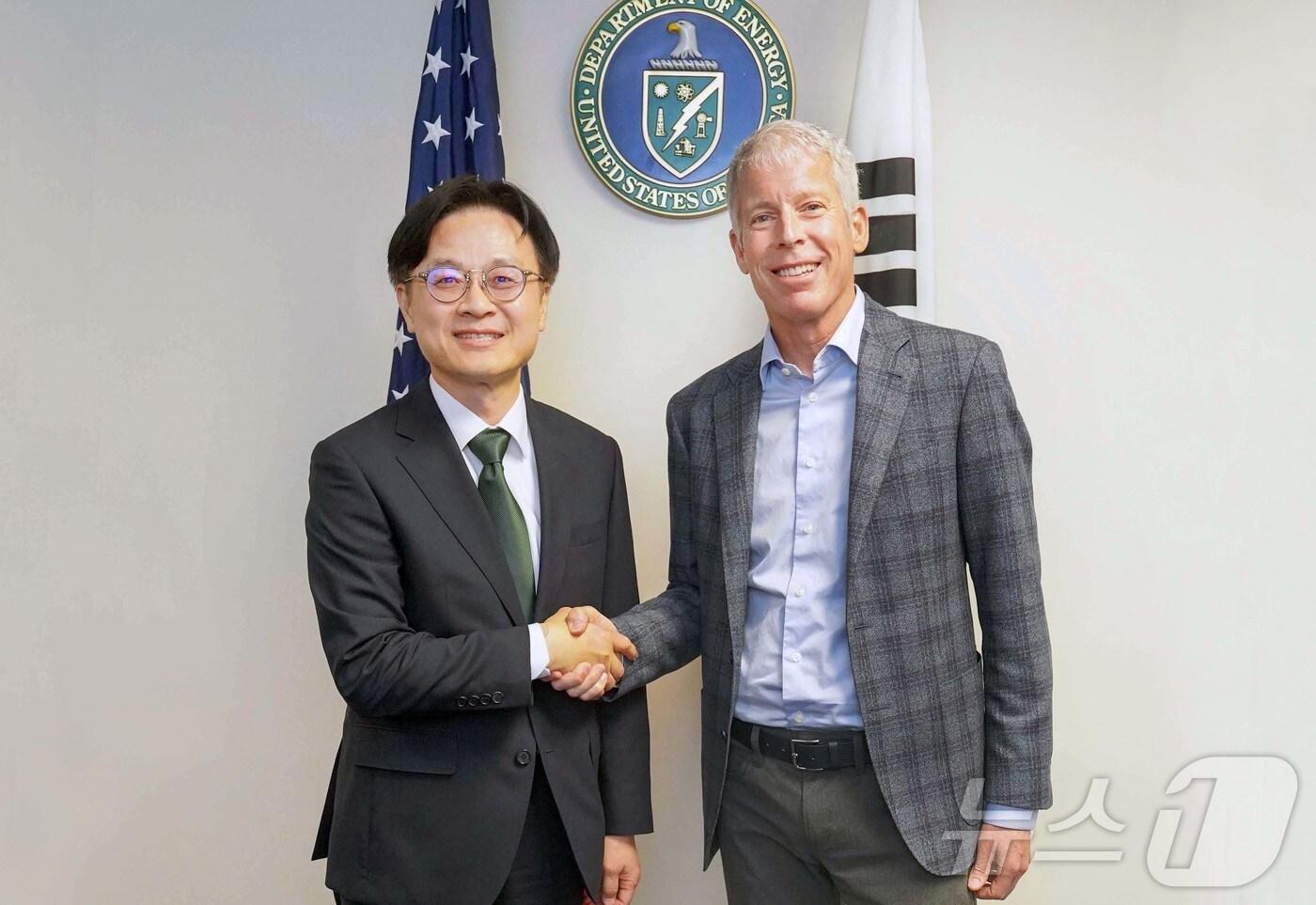 김정관 산업통상자원부 장관이 22일&#40;현지시간&#41; 미국 워싱턴 D.C. 에너지부 회의실에서 한미 정상회담에 앞서 크리스 라이트&#40;Chris Wright&#41; 에너지부 장관과 면담 전 악수를 하고 있다. &#40;산업부 제공. 재판매 및 DB 금지&#41; 2025.8.23/뉴스1