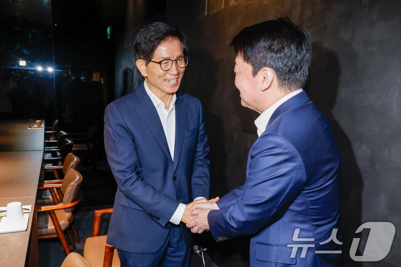 김문수 국민의힘 대표 후보&#40;왼쪽&#41;와 안철수 의원이 전당대회 이튿날인 23일 오후 서울 영등포구의 한 식당에서 회동하고 있다. 2025.8.23/뉴스1 ⓒ News1 안은나 기자