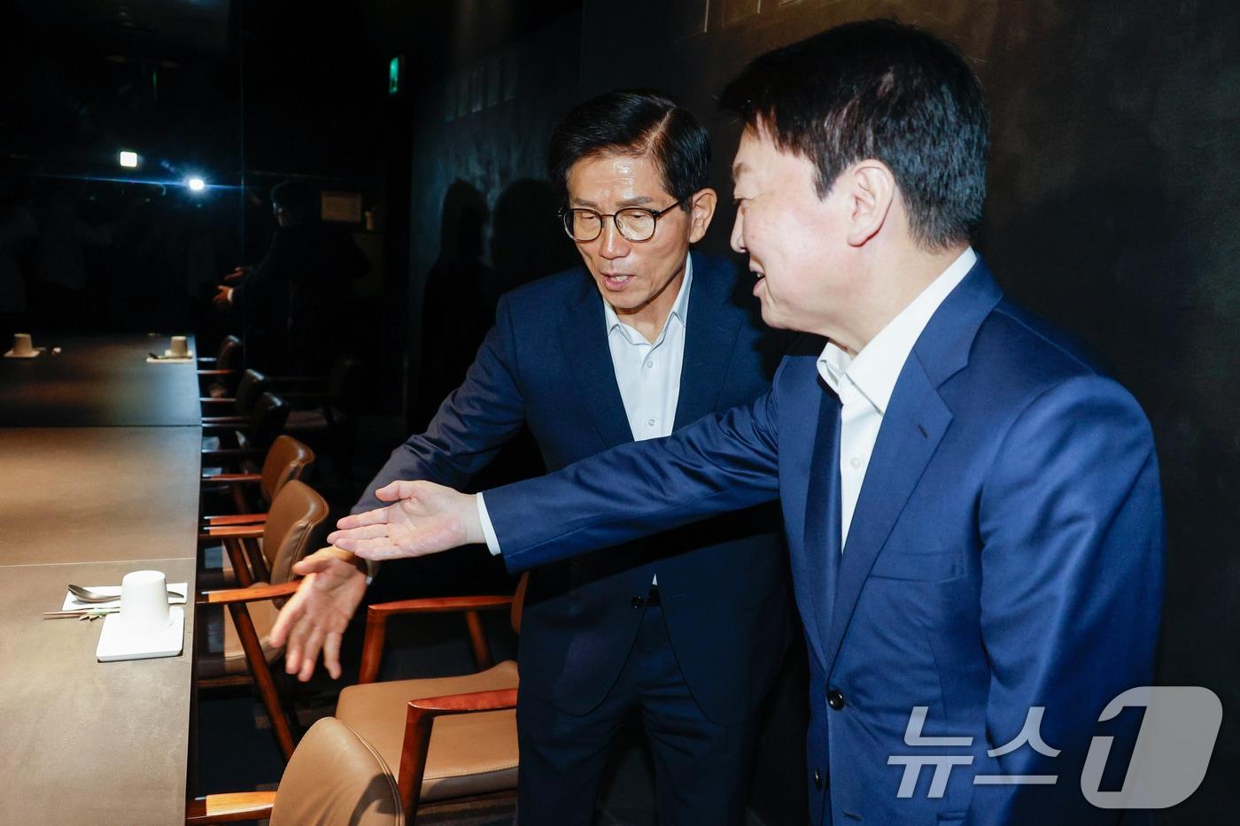 김문수 국민의힘 당대표 후보(왼쪽)와 안철수 의원이 전당대회 이튿날인 23일 오후 서울 영등포구의 한 식당에서 회동하고 있다. 2025.8.23/뉴스1 ⓒ News1 안은나 기자