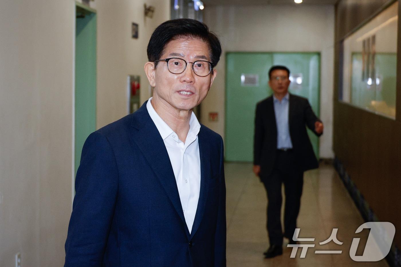 김문수 국민의힘 당대표 후보가 23일 오후 서울 영등포구의 한 식당에서 안철수 의원과 오찬 회동하기 위해 이동하고 있다. 2025.8.23/뉴스1 ⓒ News1 안은나 기자