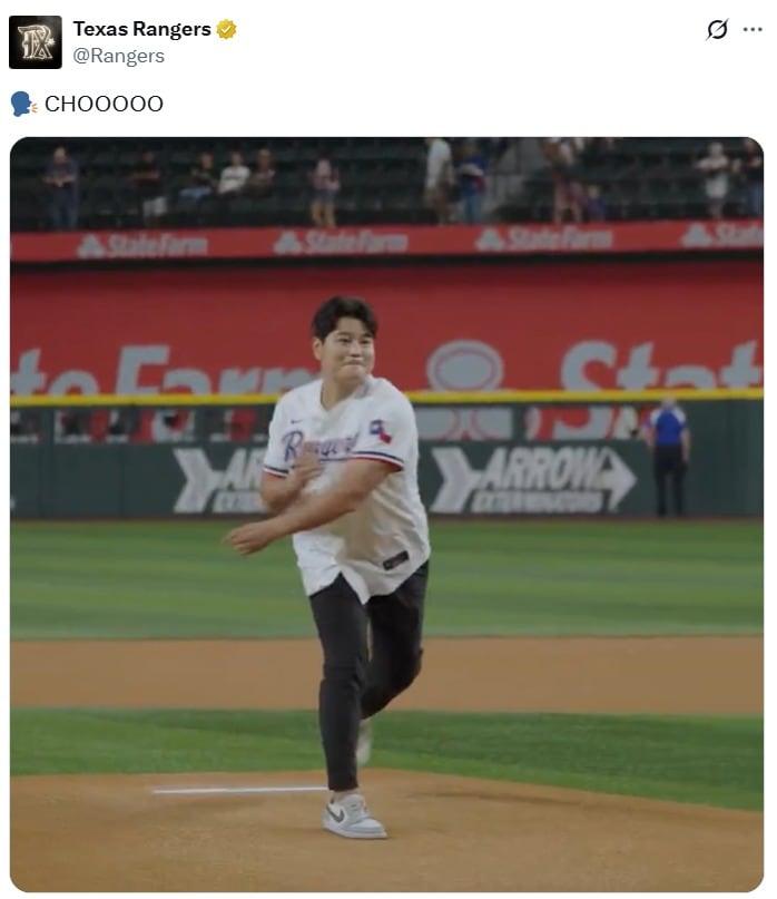 본문 이미지 - 추신수가 23일&#40;한국시간&#41; 열린 2025 메이저리그 텍사스 레인저스-클리블랜드 가디언스전에서 시구를 펼쳤다. &#40;텍사스 레인저스 SNS 캡처&#41;