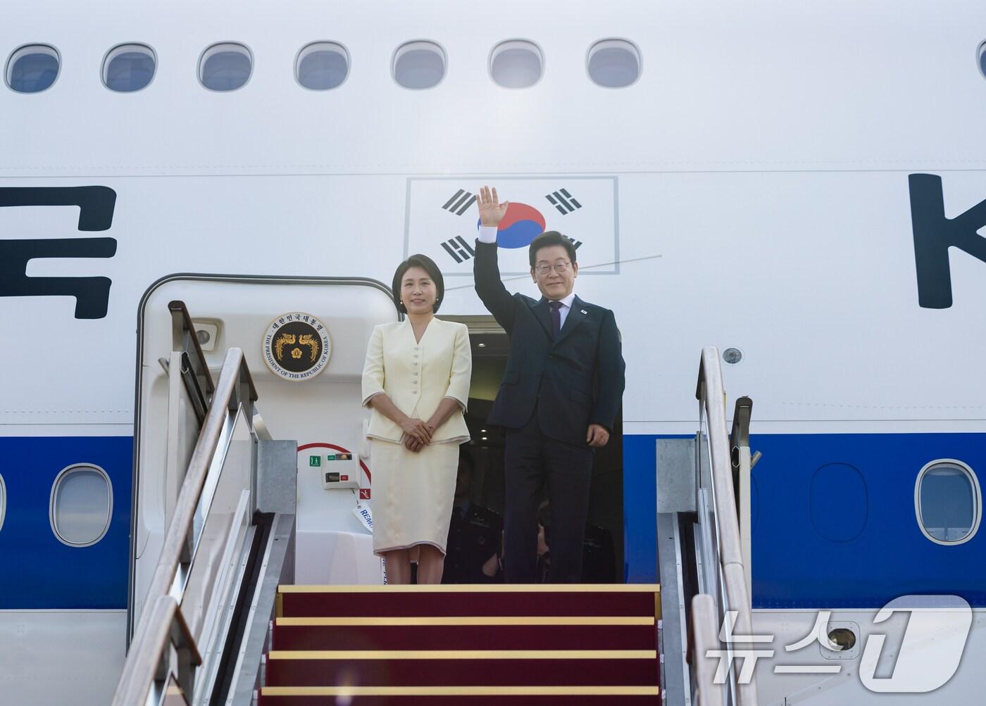 본문 이미지 - 이재명 대통령과 김혜경 여사가 일본·미국 정상과 순차 정상회담 참석을 위해 23일 경기도 성남 서울공항에서출국하며 인사를 하고 있다. &#40;대통령실 제공. 재판매 및 DB 금지&#41; 2025.8.23/뉴스1 ⓒ News1 허경 기자