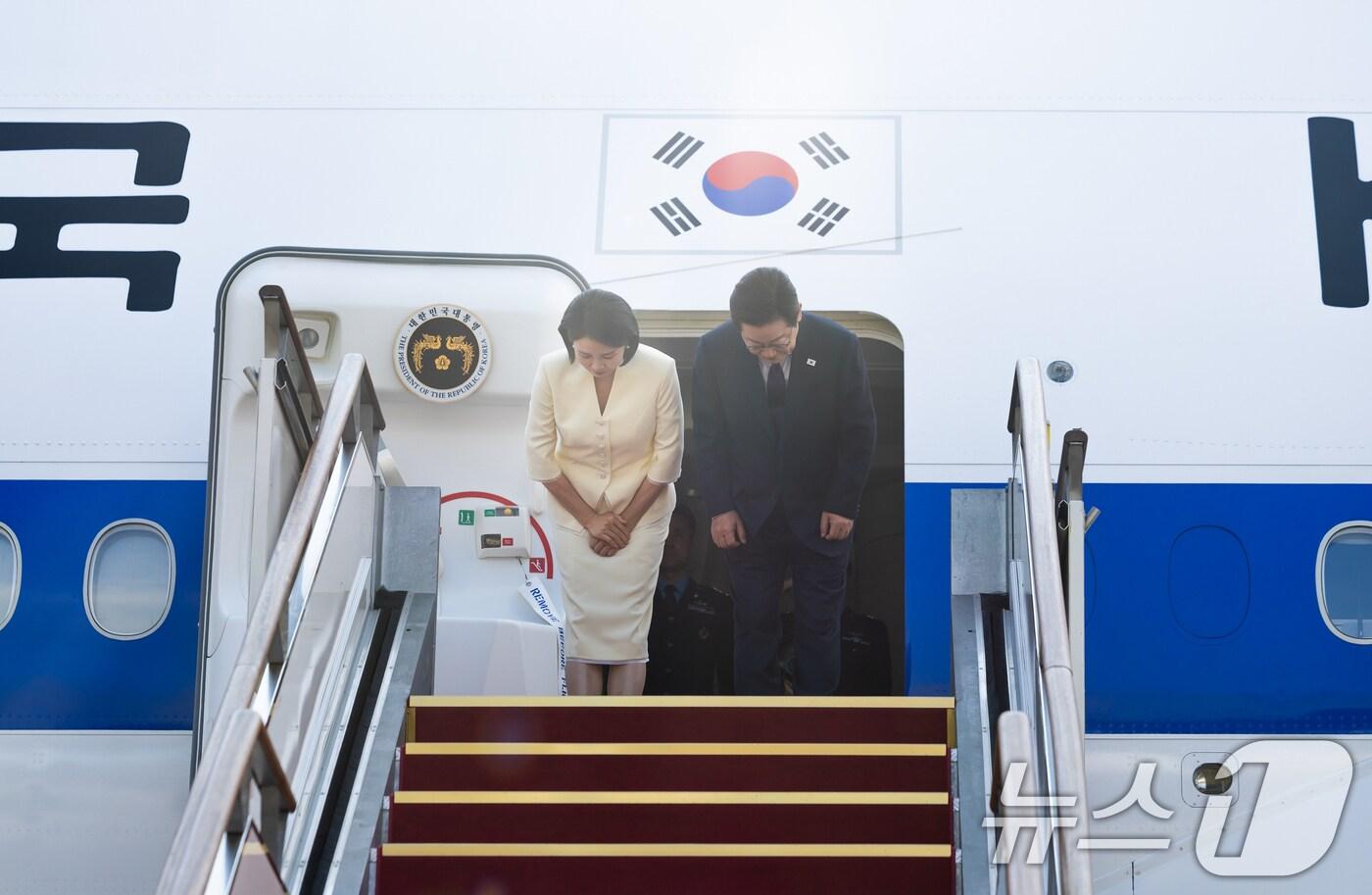 이재명 대통령과 김혜경 여사가 일본·미국 정상과 순차 정상회담 참석을 위해 23일 경기도 성남 서울공항에서 출국하며 인사를 하고 있다. (대통령실 제공. 재판매 및 DB 금지) 2025.8.23/뉴스1 ⓒ News1 허경 기자