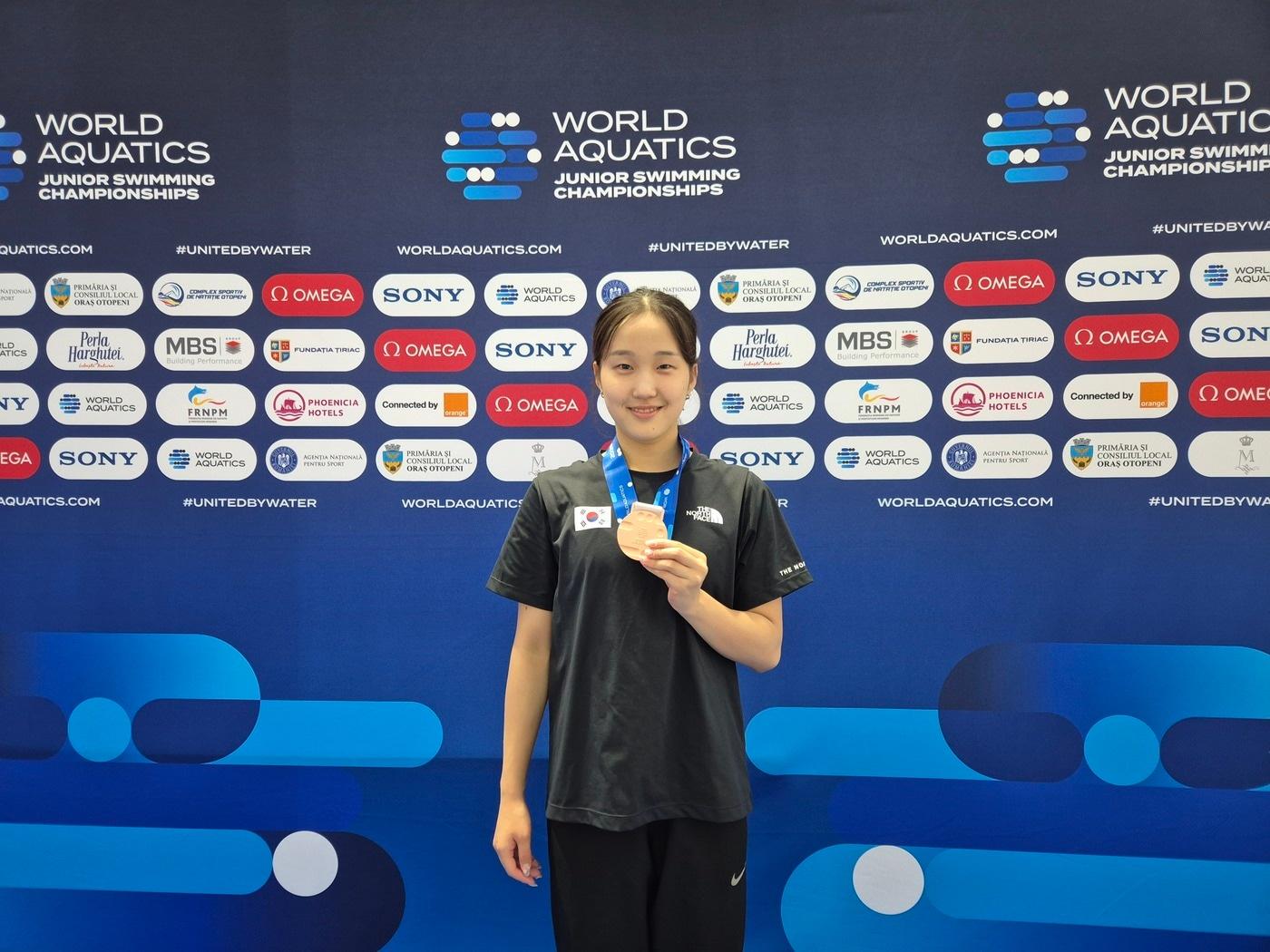 본문 이미지 - 세계주니어선수권 여자 평영 100m 동메달을 따낸 문수아(대한수영연맹 제공) 