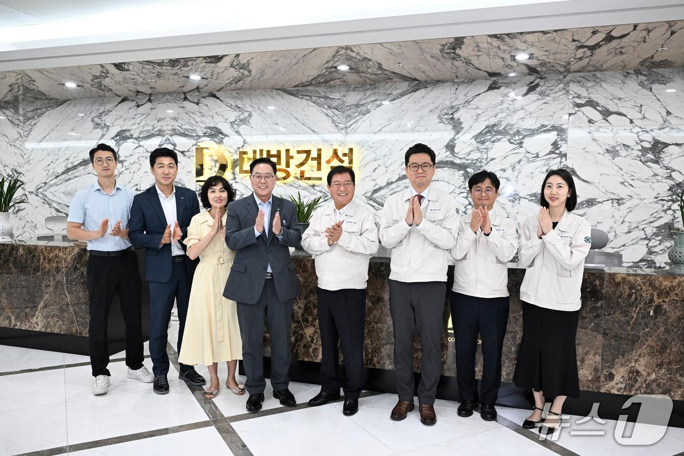 강수현 양주시장과 구교운 대방건설 회장이 만나 옥정신도시 내 복합쇼핑몰 건립을 위해 논의한 모습. &#40;사진=양주시&#41;