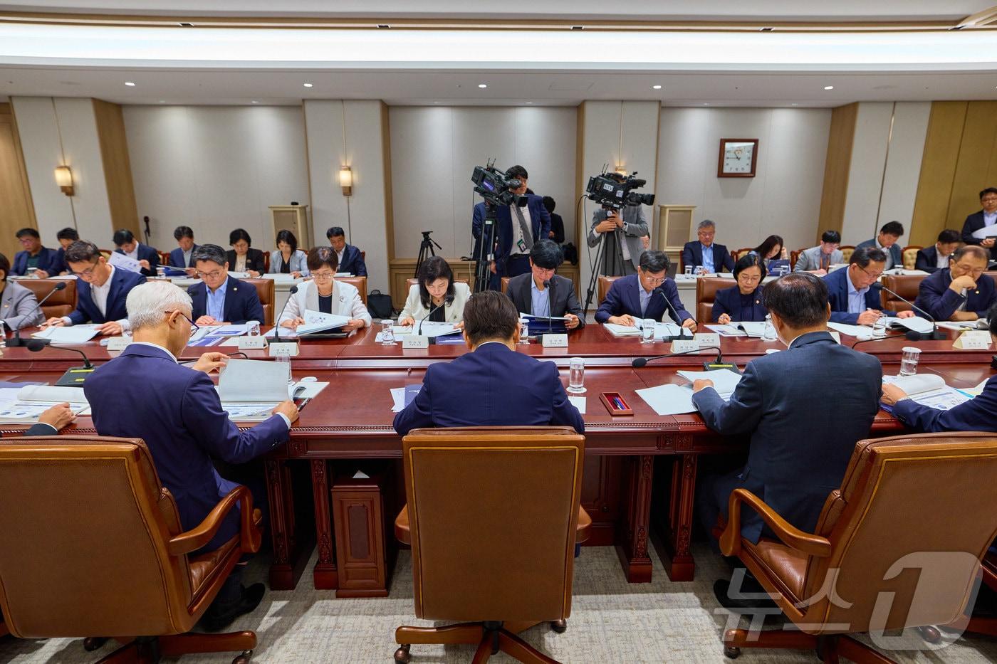 본문 이미지 - 이재명 대통령이 지난 22일 서울 용산 대통령실 청사에서 열린 제1회 국가과학기술자문회의 전원회의를 주재하고 있다. (이재명 대통령 SNS. 재판매 및 DB 금지) 2025.8.23 ⓒ 뉴스1 허경 기자