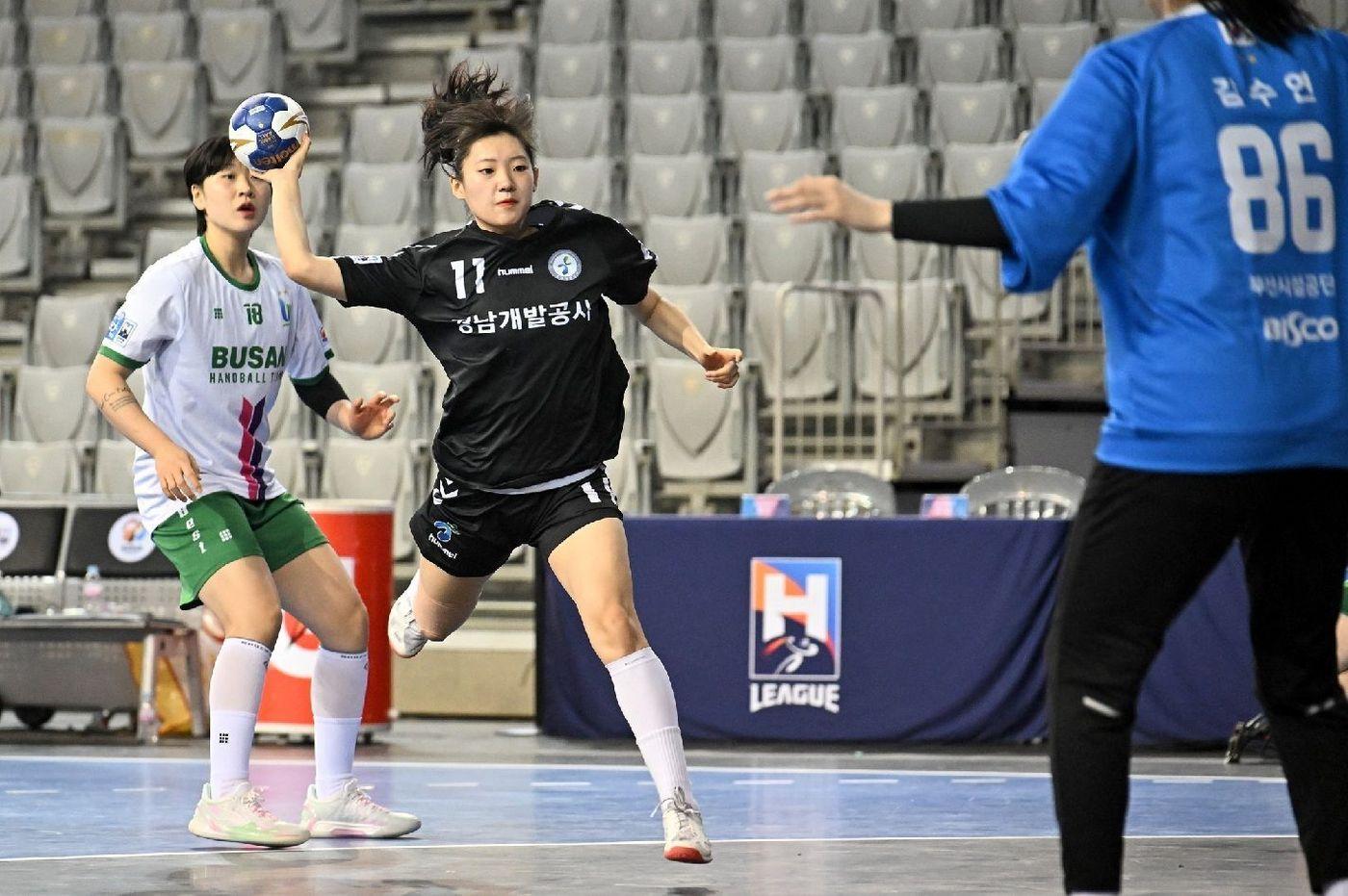 경남개발공사의 김연우(가운데)(H리그 제공) 