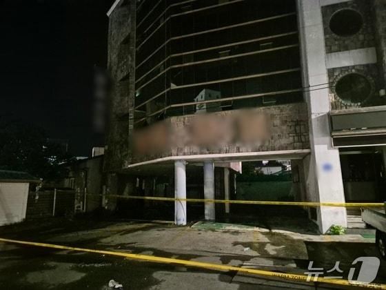 본문 이미지 - 23일 새벽 강원 강릉시 주문진읍 교항리 한 모텔 화재 현장. 2025.8.23/뉴스1 윤왕근 기자