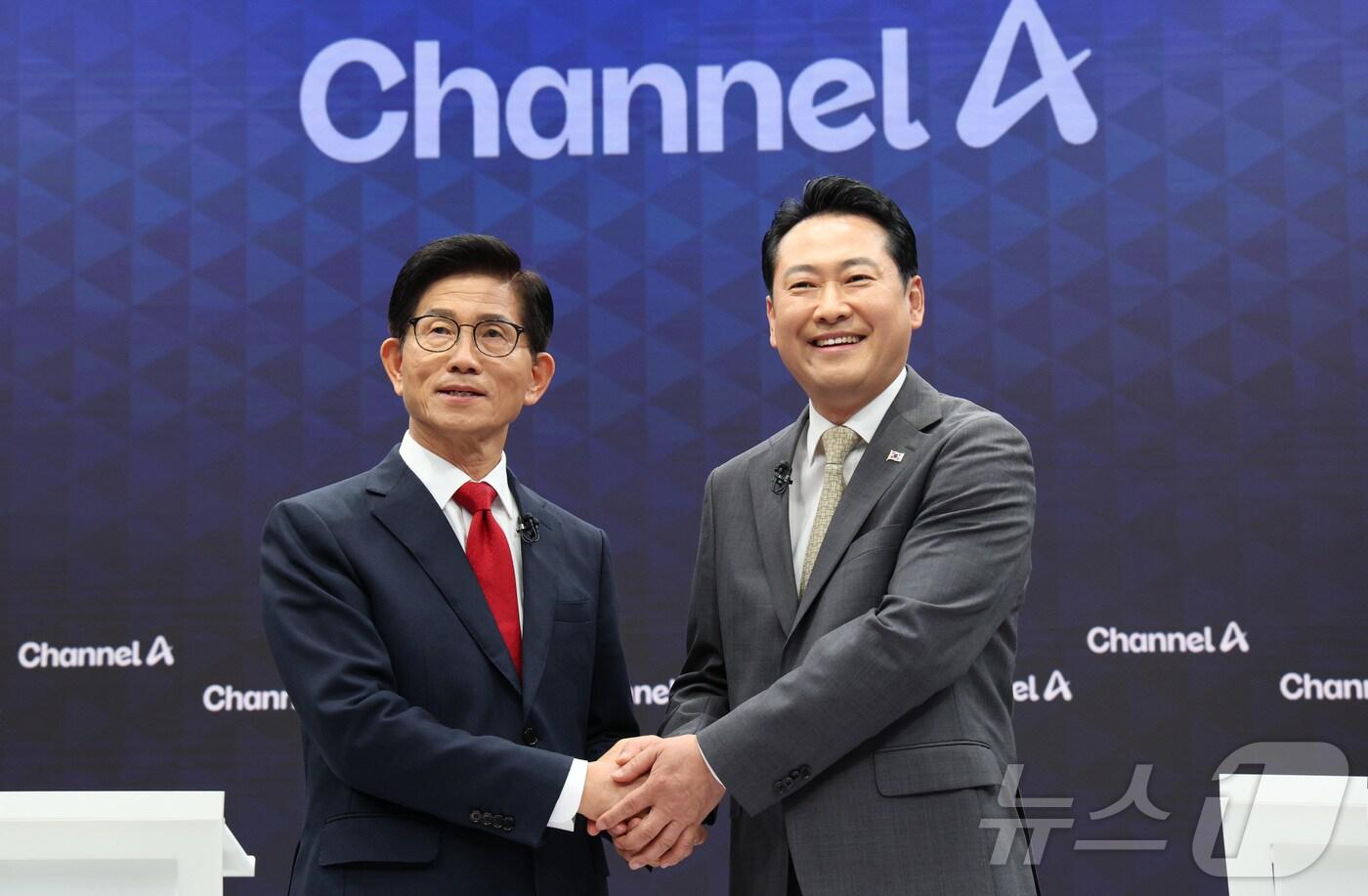 국민의힘 당대표 선거 결선에 진출한 김문수(왼쪽)·장동혁 후보가 23일 오후 서울 종로구 채널A 스튜디오에서 방송토론회에 앞서 악수를 하고 있다. 2025.8.23/뉴스1 ⓒ News1 국회사진기자단
