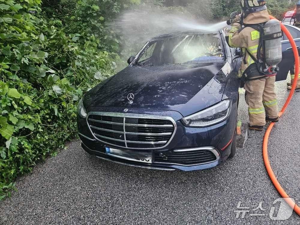 본문 이미지 - 23일 오전 5시 17분쯤 강원 춘천시 남면 술어니고개 주변 도로에서 세워진 벤츠 승용차가 불에 타는 사고가 발생한 가운데 이 차에서 남성 1명이 숨진 채 발견됐다. (강원도소방본부 제공. 재판매 및 DB금지) 2025.8.23/뉴스1