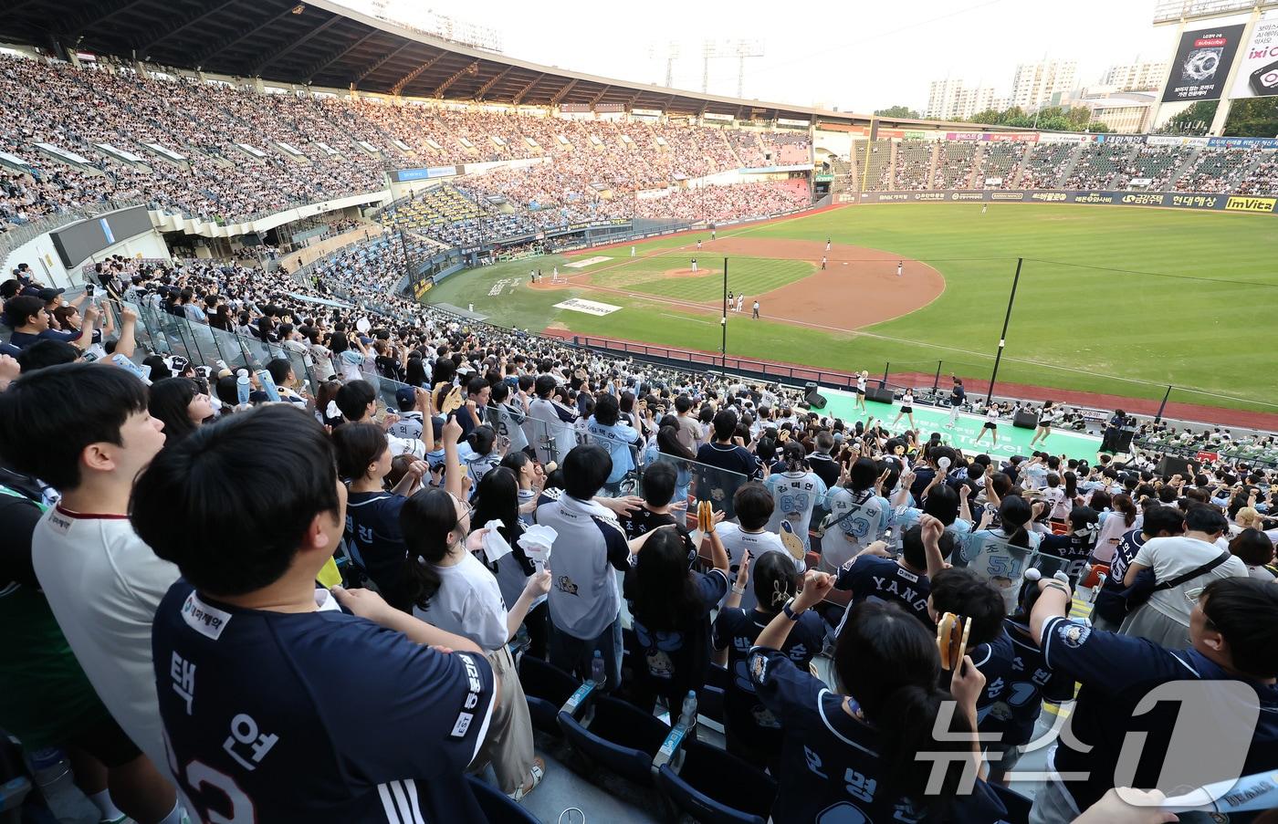 한국 프로야구 KBO리그가 2년 연속이자 역대 최소 경기 1000만 관중을 달성했다. 23일 오후 서울 송파구 잠실야구장에서 열린 KT와 두산의 경기를 찾은 관중들이 응원을 하고 있다. 2025.8.23/뉴스1 ⓒ News1 장수영 기자