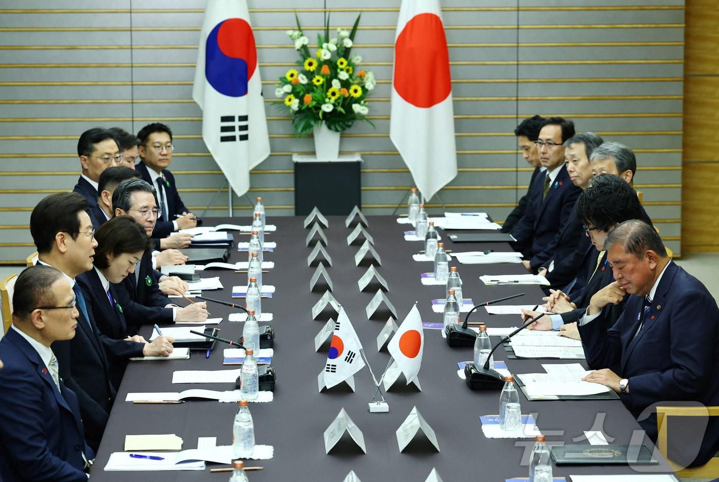 이재명 대통령과 이시바 시게루 일본 총리가 23일 오후&#40;현지시간&#41; 일본 도쿄 총리 관저에서 한일 확대정상회담을 하고 있다. ⓒ 로이터=뉴스1