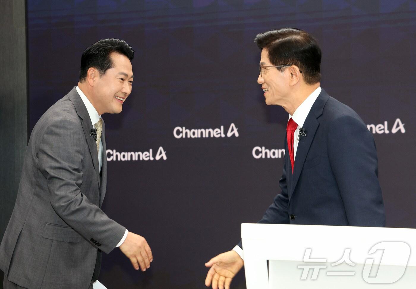 국민의힘 당대표 선거 결선에 진출한 장동혁(왼쪽)·김문수 후보가 23일 오후 서울 종로구 채널A 스튜디오에서 방송토론회에 앞서 인사를 나누고 있다. 2025.8.23/뉴스1 ⓒ News1 국회사진기자단