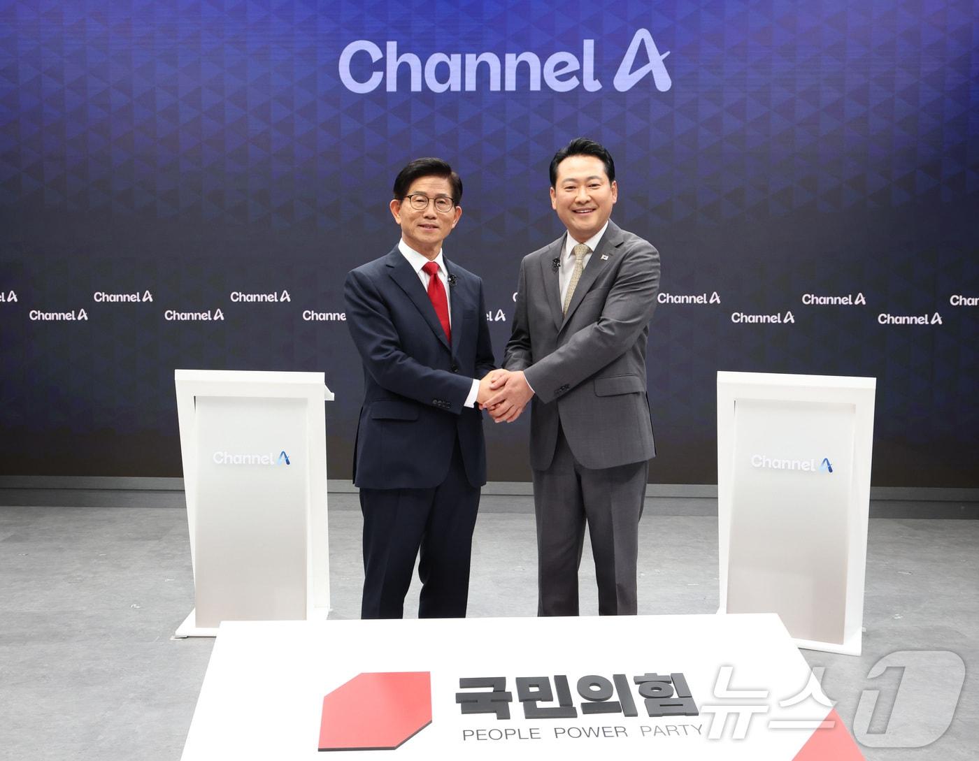 본문 이미지 - 국민의힘 당대표 선거 결선에 진출한 김문수&#40;왼쪽&#41;·장동혁 후보가 23일 오후 서울 종로구 채널A 스튜디오에서 방송토론회에 앞서 악수를 하고 있다. 2025.8.23/뉴스1 ⓒ News1 국회사진기자단