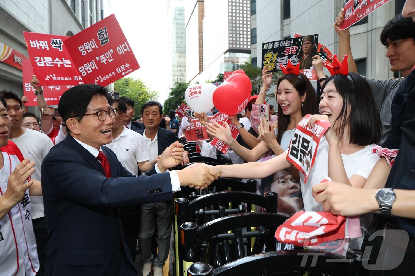 국민의힘 당대표 선거 결선에 진출한 김문수 후보가 지난 23일 오후 방송토론회를 위해 서울 종로구 채널A 스튜디오에 도착하며 지지자들과 인사를 하고 있다. 2025.8.23/뉴스1 ⓒ News1 국회사진기자단