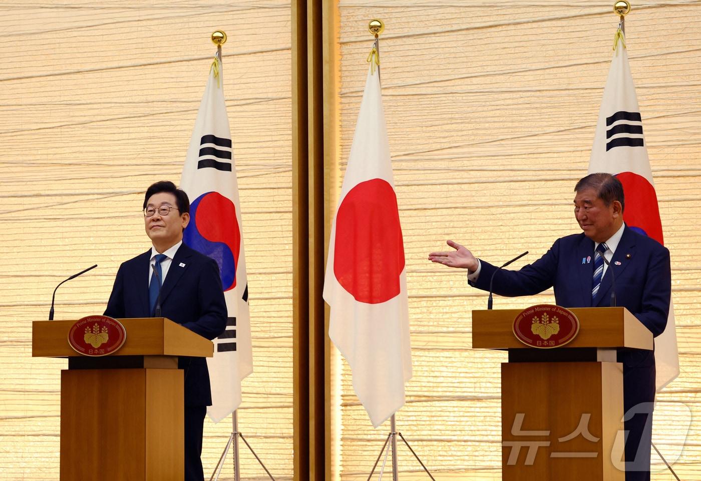 이재명 대통령과 이시바 시게루 일본 총리가 23일 오후&#40;현지시간&#41; 일본 도쿄 총리 관저에서 한일 정상 공동 언론 발표를 하고 있다. ⓒ 로이터=뉴스1