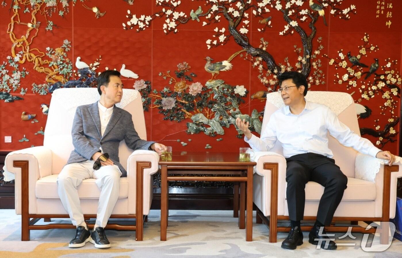 본문 이미지 - 김태흠 충남지사(왼쪽)가 왕진지앤 양저우시 당서기에게 교류·협력 추진 방안을 제안하고 있다.(충남도 제공. 재판매 및 DB금지)/뉴스1