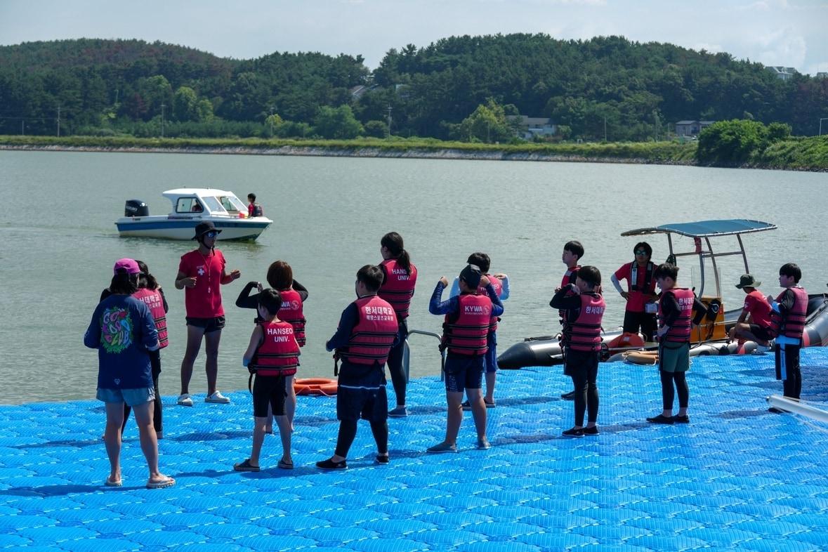 본문 이미지 -  '2회 충남 생존수영 교육 한마당' 진행 모습.(충남교육청 제공. 재판매 및 DB금지)/뉴스1