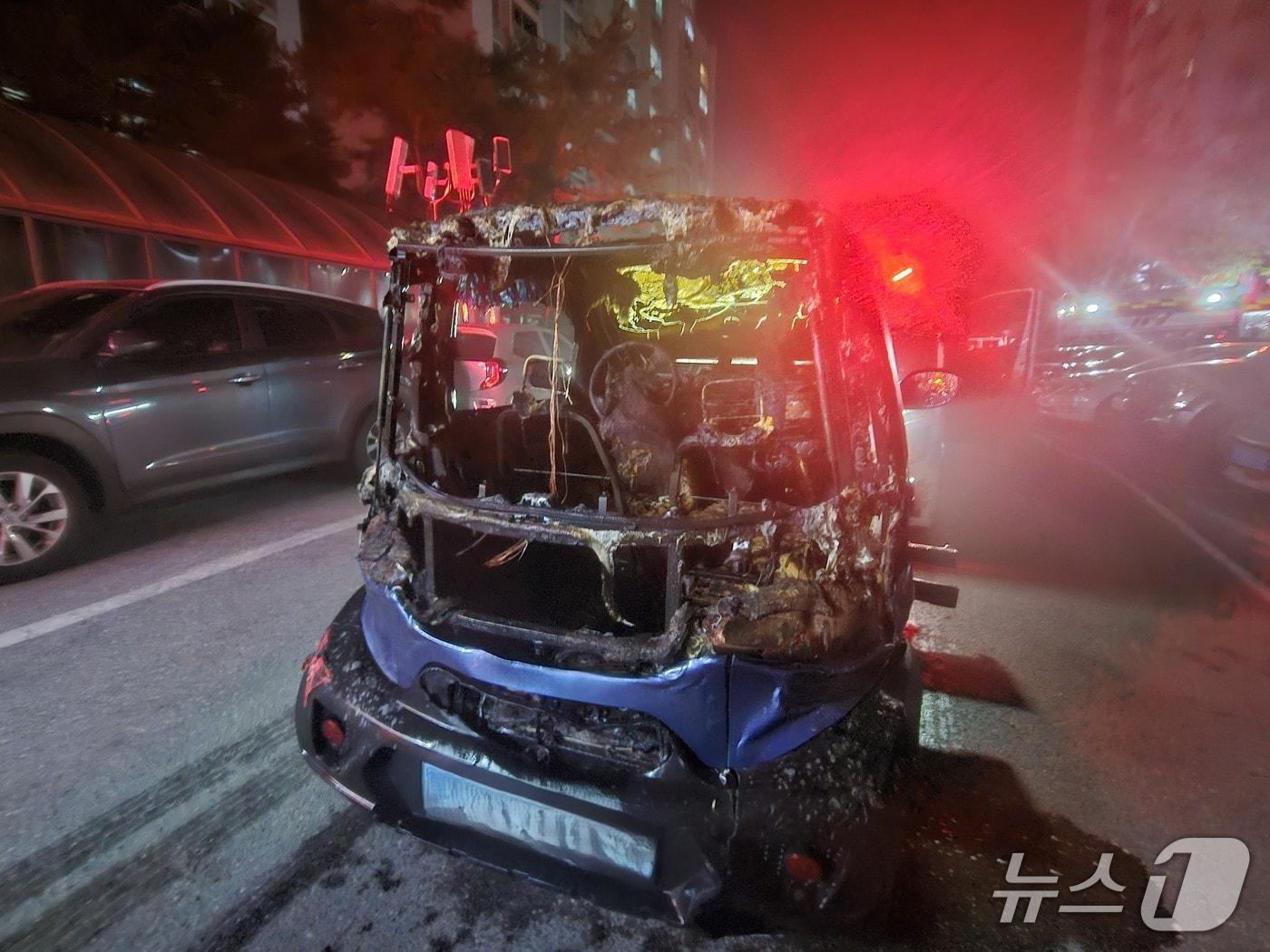 본문 이미지 - 충전 중이던 소형 전기차에서 불이 났다. 2025.8.23/뉴스1 손도언 기자 