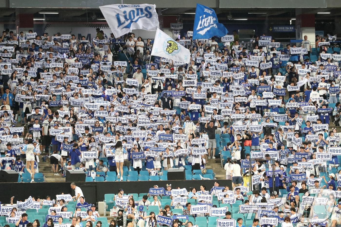 본문 이미지 - 대구시가 장애인, 저소득가정 등 스포츠 관람 취약계층에게 삼성라이온즈파크 프리미엄 좌석인 '스윗박스' 관람권을 제공한다. 사진은 지난 8월 대구 수성구 삼성라이온즈파크에서 열린 프로야구 경기에서 관중들이 응원하는 모습. (사진은 기사 내용과 무관함) 2025.8.23/뉴스1 ⓒ News1 자료 사진